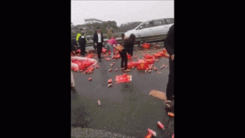 Hành động tử tế: Thấy hàng nghìn lon nước ngọt bị đổ ra đường, nhiều người dân tới dọn giúp tài xế