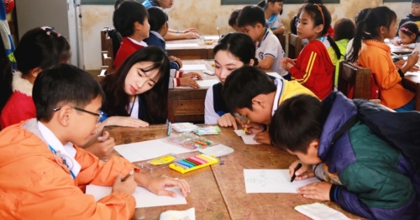 Quảng Ngãi: Sinh viên Hàn Quốc dọn dẹp biển, dạy kỹ năng cho học sinh