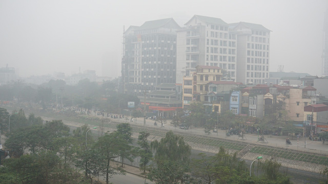 S&aacute;ng nay (16/1), nhiều khu vực ở nội th&agrave;nh H&agrave; Nội xuất hiện sương m&ugrave;. (Ảnh: Nguyễn Dương).