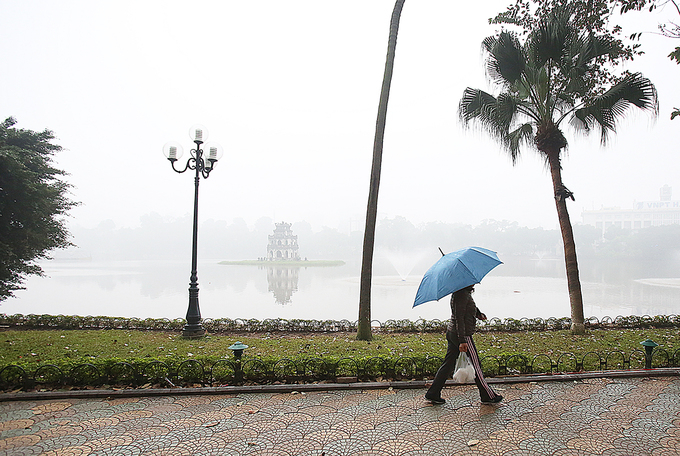 Sương m&ugrave; d&agrave;y đặc k&egrave;m theo c&aacute;i lạnh của m&ugrave;a đ&ocirc;ng n&ecirc;n người d&acirc;n tập thể dục quanh hồ Ho&agrave;n Kiếm &iacute;t hơn ng&agrave;y thường.