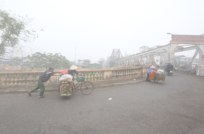 8h20 s&aacute;ng cầu Long Bi&ecirc;n vẫn ẩn hiện trong sương.