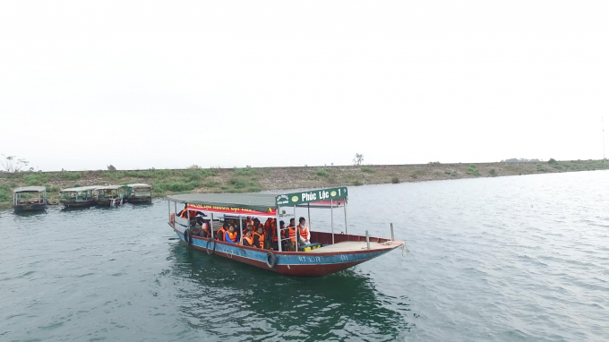 Khi đi tr&ecirc;n thuyền, du kh&aacute;ch sẽ được trang bị đầy đủ c&aacute;c thiết bị bảo hộ.