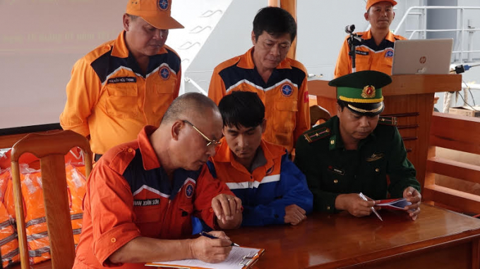 12 ngư d&acirc;n c&ugrave;ng t&agrave;u gặp nạn được lai dắt th&agrave;nh c&ocirc;ng về bờ an to&agrave;n.