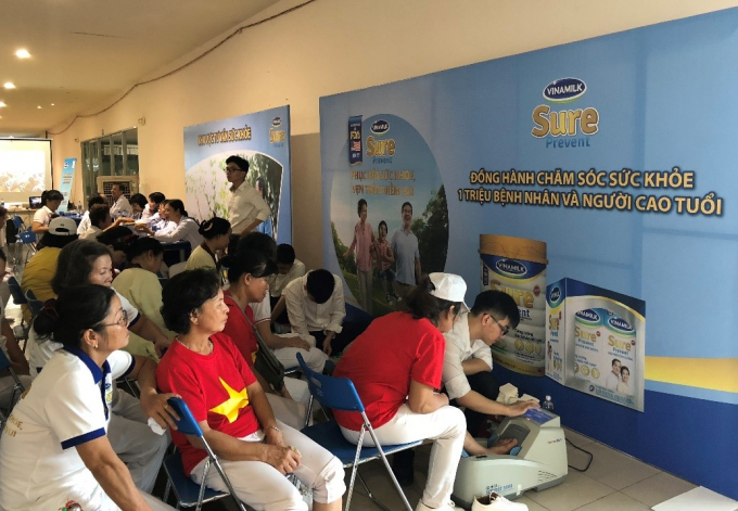 Vinamilk tổ chức kiểm tra lo&atilde;ng xương cho người cao tuổi tại Giải đấu.