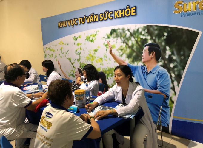 C&aacute;c b&aacute;c sĩ trung t&acirc;m dinh dưỡng Vinamilk v&agrave; Ph&ograve;ng kh&aacute;m An Khang tư vấn sức khỏe cho c&aacute;c vận động vi&ecirc;n cao tuổi tham gia chương tr&igrave;nh.
