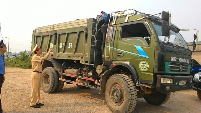 Bắc Giang: Năm 2017 Ph&ograve;ng CSGT xử l&yacute; h&agrave;ng trăm trường hợp xe qu&aacute; khổ, qu&aacute; tải