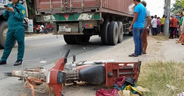 Người phụ nữ khóc ngất khi chồng và con bị xe container cán thương vong