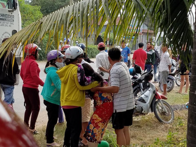 Người phụ nữ kh&oacute;c ngất b&ecirc;n cạnh thi thể con trai.