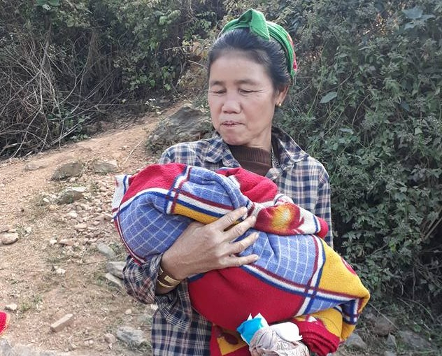 Người th&acirc;n sản phụ vui mừng khi đ&atilde; vượt cạn th&agrave;nh c&ocirc;ng nhờ sự gi&uacute;p đỡ của c&aacute;c c&ocirc; gi&aacute;o m&agrave; mẹ tr&ograve;n con vu&ocirc;ng.