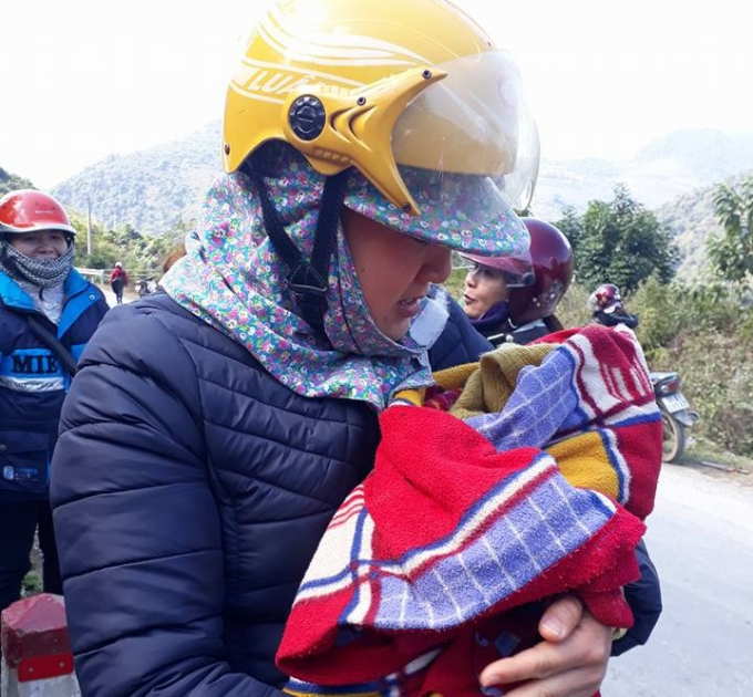 Đứa trẻ được c&aacute;c c&ocirc; gi&aacute;o bế trong v&ograve;ng tay ấm &aacute;p.