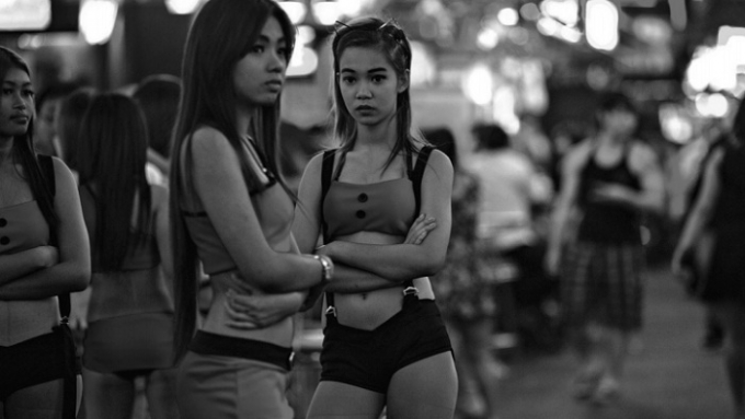 G&aacute;i mại d&acirc;m tr&ecirc;n đường phố ở Th&aacute;i Lan.