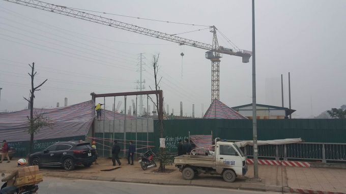 Hiện trường vụ sập gi&agrave;n gi&aacute;o khiến 3 người tử vong.