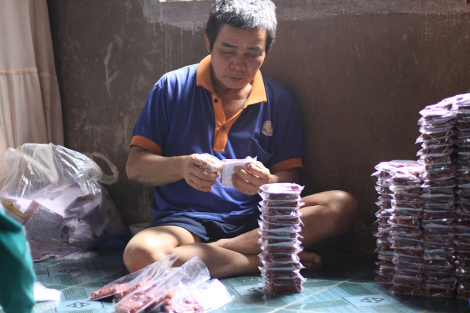 &Ocirc;ng Nam chuẩn bị kh&oacute;i h&agrave;ng cho kh&aacute;ch, &ldquo;&Ocirc;ng T&aacute;o&rdquo; rời xa gia đ&igrave;nh v&agrave; được chuyển đến khắp c&aacute;c tỉnh th&agrave;nh.