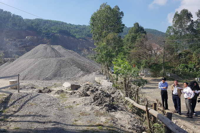 Cơ quan chức năng tiến h&agrave;nh kiểm tra ở c&aacute;c mỏ đ&aacute; tại mỏ đ&aacute; Đ&agrave; Sơn.