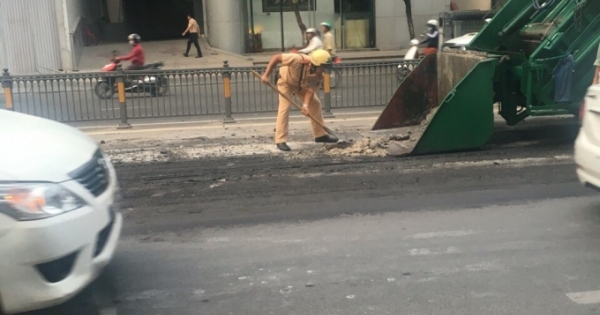 TP HCM: CSGT Tân Sơn Nhất dọn dẹp bùn đất rơi vãi trên đường