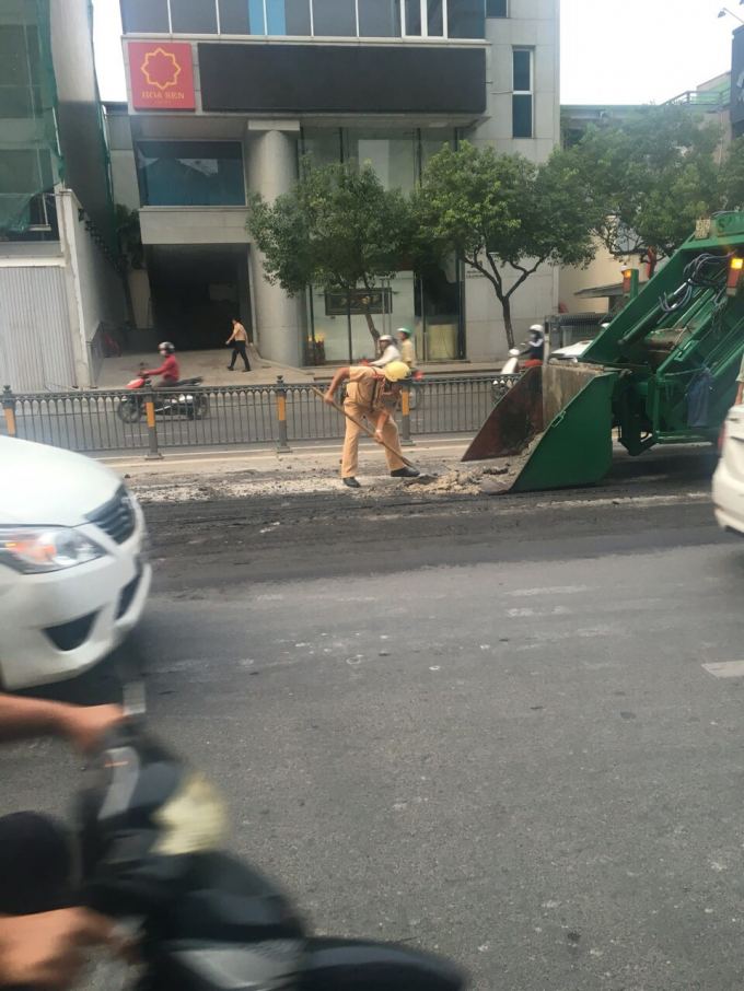 CSGT T&acirc;n Sơn Nhất nhanh ch&oacute;ng c&oacute; mặt tại hiện trường để dọn dẹp b&ugrave;n đất rơi v&atilde;i