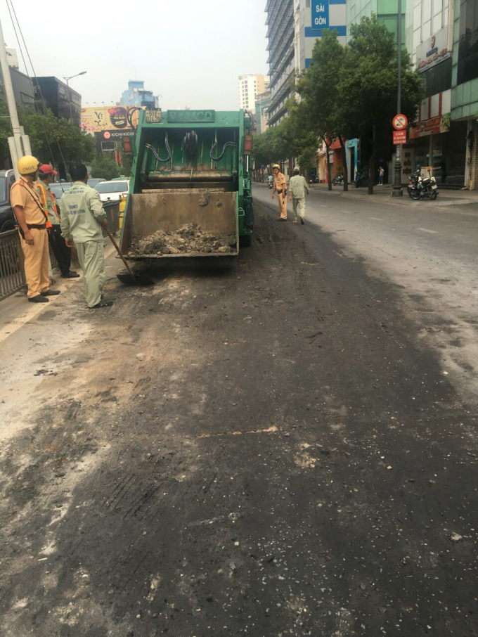 C&ugrave;ng c&ocirc;ng nh&acirc;n m&ocirc;i trường thu gom b&ugrave;n đất cho phương tiện lưu th&ocirc;ng dễ d&agrave;ng