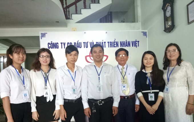Tập thể c&aacute;n bộ, nh&acirc;n vi&ecirc;n&nbsp;c&ocirc;ng ty cổ phần Đầu tư v&agrave; Ph&aacute;t triển Nh&acirc;n Việt tại văn ph&ograve;ng đại diện tỉnh Thừa Thi&ecirc;n Huế.