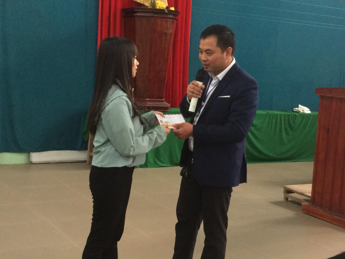 Trưởng VP tại Huế tặng phần thưởng cho học sinh c&oacute; c&acirc;u trả lời đ&uacute;ng về những n&eacute;t văn h&oacute;a của Nhật Bản