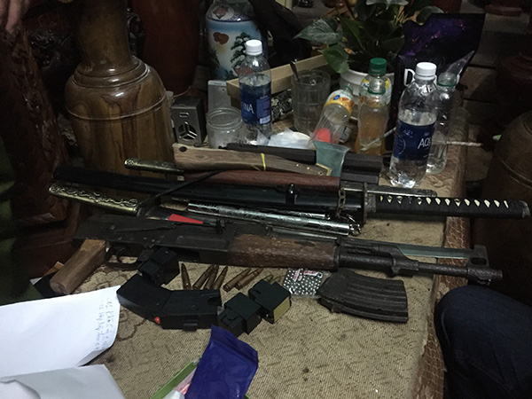 Thu giữ nhiều vũ kh&iacute;, bao gồm cả s&uacute;ng qu&acirc;n dụng trong nh&agrave; đối tượng.