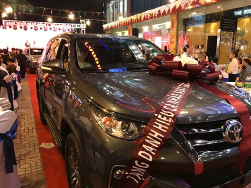Xe Fortuner mẫu mới trị gi&aacute; 1,2 tỷ &nbsp;tặng cho c&aacute;n bộ nh&acirc;n vi&ecirc;n xuất sắc nhất của C.T Group trong lễ tổng kết 2016. Ảnh: C.T Group.
