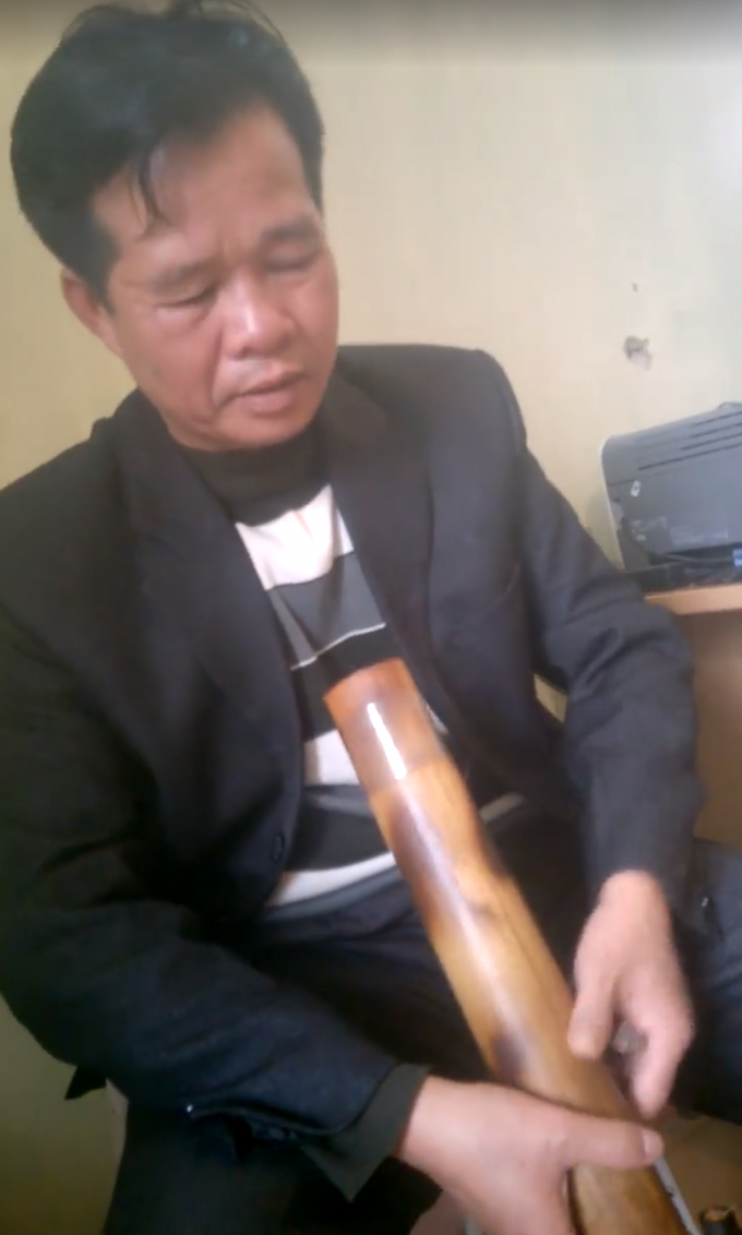 Đ&acirc;y được cho l&agrave; &ocirc;ng Vương Văn Thạch &ndash; Chủ tịch UBND x&atilde; Hữu Vinh, người đ&atilde; c&oacute; những lời lẽ th&ocirc; tục.