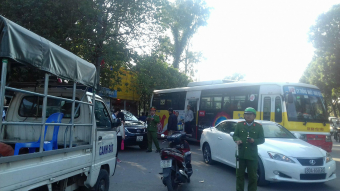 Lực lượng chức năng quận Hai B&agrave; Trưng ra qu&acirc;n xử l&yacute; vi phạm tr&ecirc;n.