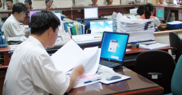 Ngân sách phải "nuôi" 1,36 triệu công chức và 49.000 đơn vị sự nghiệp