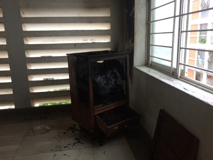 Hiện trường vụ ch&aacute;y tủ gỗ tại tầng 4 khu nh&agrave; C chung cư C2 s&aacute;ng 20/1.