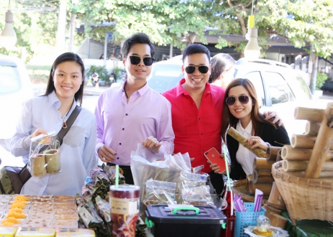 Danh ca Ngọc Sơn trải nghiệm văn h&oacute;a Th&aacute;i Lan