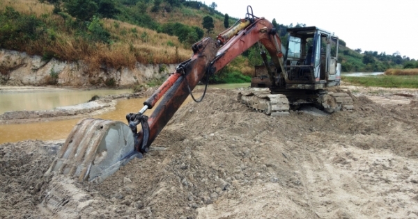 Gia Lai - Kon Tum: Cát và đá “tặc’’ hoành hành vùng quê