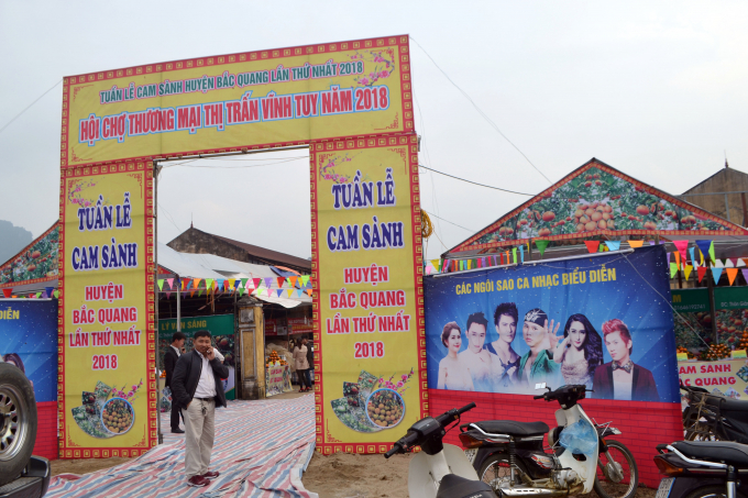 Ngo&agrave;i trưng b&agrave;y cam, Hội chợ Cam s&agrave;nh c&ograve;n tổ chức giao lưu văn nghệ với người nổi tiếng.