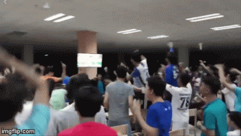 Muôn kiểu ăn mừng của cổ động viên khi xem trận U23 Việt Nam - U23 Iraq