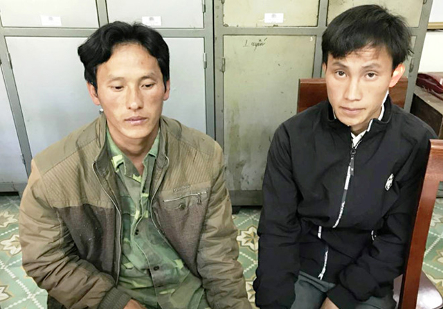 Hai đối tượng Xồng v&agrave; Kh&ugrave; bị bắt giữ khi d&ugrave;ng hung kh&iacute; tấn c&ocirc;ng cảnh s&aacute;t để giải cứu đối tượng Vừ Y R&ugrave;a&nbsp;trốn lệnh truy n&atilde;.