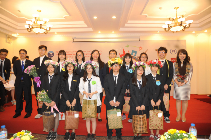 Trao giải cho c&aacute;c th&iacute; sinh đạt giải nhất v&agrave; giải nh&igrave; của cuộc thi.