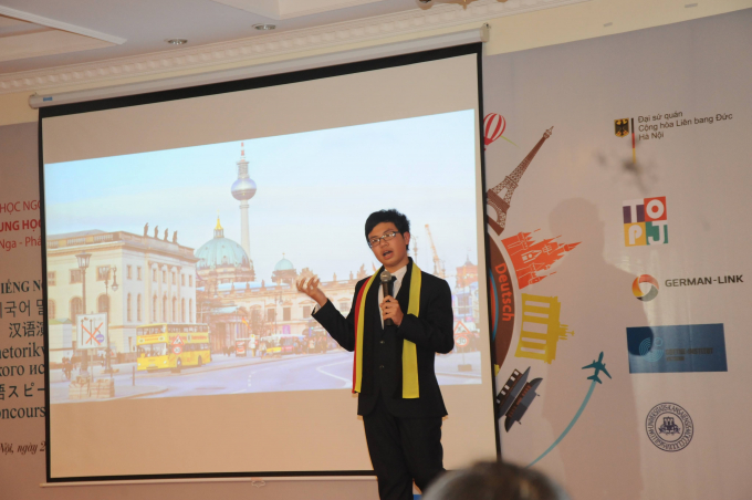 Th&iacute; sinh thi h&ugrave;ng biện theo tranh.