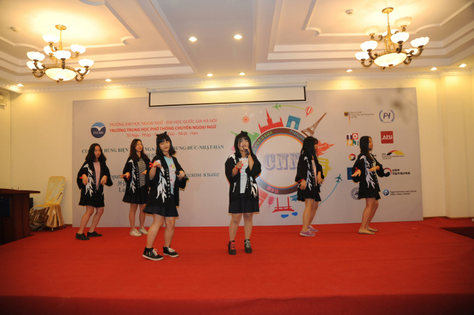 Đại học Quốc gia H&agrave; Nội: Học sinh chuy&ecirc;n Ngoại ngữ s&ocirc;i nổi với Cuộc thi H&ugrave;ng biện 6 thứ tiếng