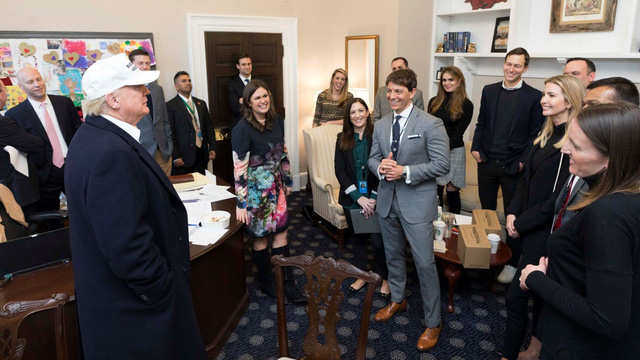 C&aacute;c trợ l&yacute; tươi cười, qu&acirc;y quần b&ecirc;n Tổng thống Trump. (Ảnh: Nh&agrave; Trắng)