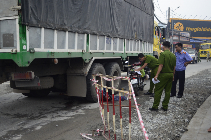 C&ocirc;ng an kh&aacute;m nghiệm hiện trường.