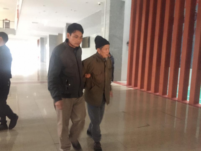 Bị c&aacute;o Nguyễn Danh Vĩnh (79 tuổi) được người th&acirc;n đưa đến T&ograve;a &aacute;n nh&acirc;n d&acirc;n huyện Ba V&igrave;.