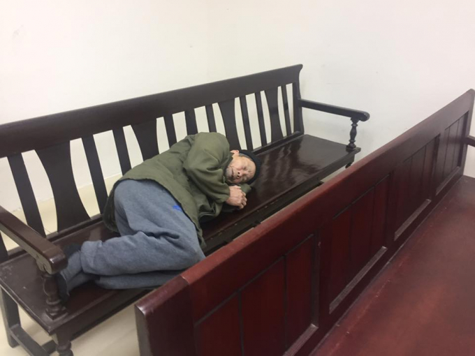 Bị c&aacute;o Nguyễn Văn Vĩnh nằm tại t&ograve;a với l&yacute; do bệnh tật, ốm yếu.