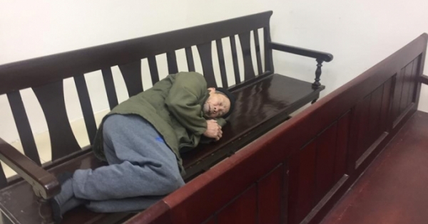 Cụ ông 79 hiếp dâm bé gái 3 tuổi nhận án 10 năm tù