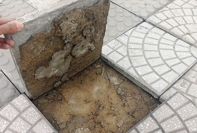 Đ&aacute;, gạch l&aacute;t vỉa h&egrave; ở Đ&agrave; Nẵng bong tr&oacute;c, b&ecirc;n dưới chỉ l&agrave; c&aacute;t. Ảnh Nguyễn Th&agrave;nh