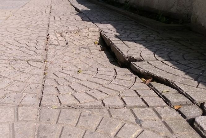 Gạch, đ&aacute; l&aacute;t vỉa h&egrave; xuống cấp một c&aacute;ch nhanh ch&oacute;ng khiến người d&acirc;n đặt nhiều nghi ngại về chất lượng c&ocirc;ng tr&igrave;nh.&nbsp;