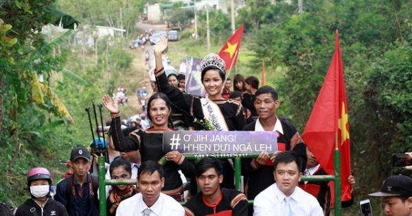 Tân Hoa hậu Hoàn vũ H’Hen Niê được dân làng đón bằng... xe công nông