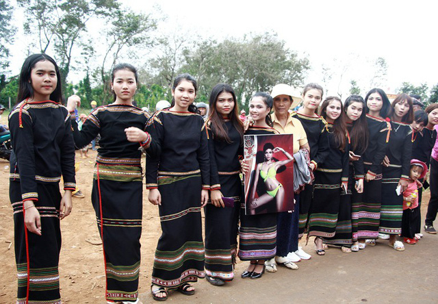 C&aacute;c c&ocirc; g&aacute;i &Ecirc;đ&ecirc; x&uacute;ng x&iacute;nh trong trang phục truyền thống đ&oacute;n H'Hen Ni&ecirc; trở về.
