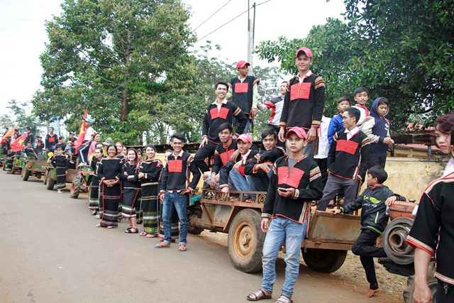 Đo&agrave;n xe c&ocirc;ng n&ocirc;ng được chuẩn bị sẵn để đ&oacute;n hoa hậu.