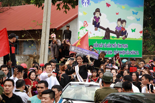 H'Hen Ni&ecirc; được d&acirc;n l&agrave;ng ch&agrave;o đ&oacute;n.