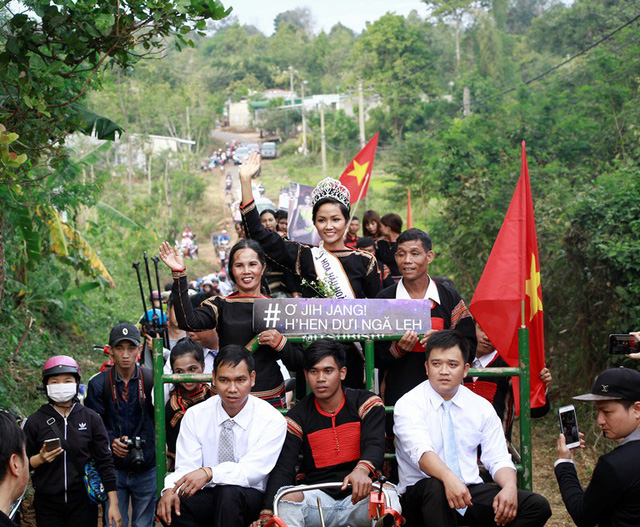 Hoa hậu Ho&agrave;n vũ giản dị đi tr&ecirc;n chiếc xe c&ocirc;ng n&ocirc;ng.