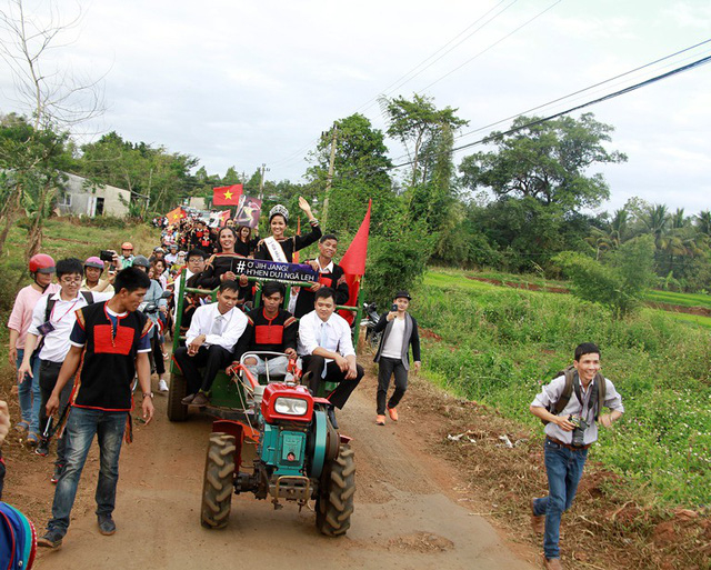 T&acirc;n Hoa hậu Ho&agrave;n vũ H&rsquo;Hen Ni&ecirc; được d&acirc;n l&agrave;ng đ&oacute;n bằng... xe c&ocirc;ng n&ocirc;ng